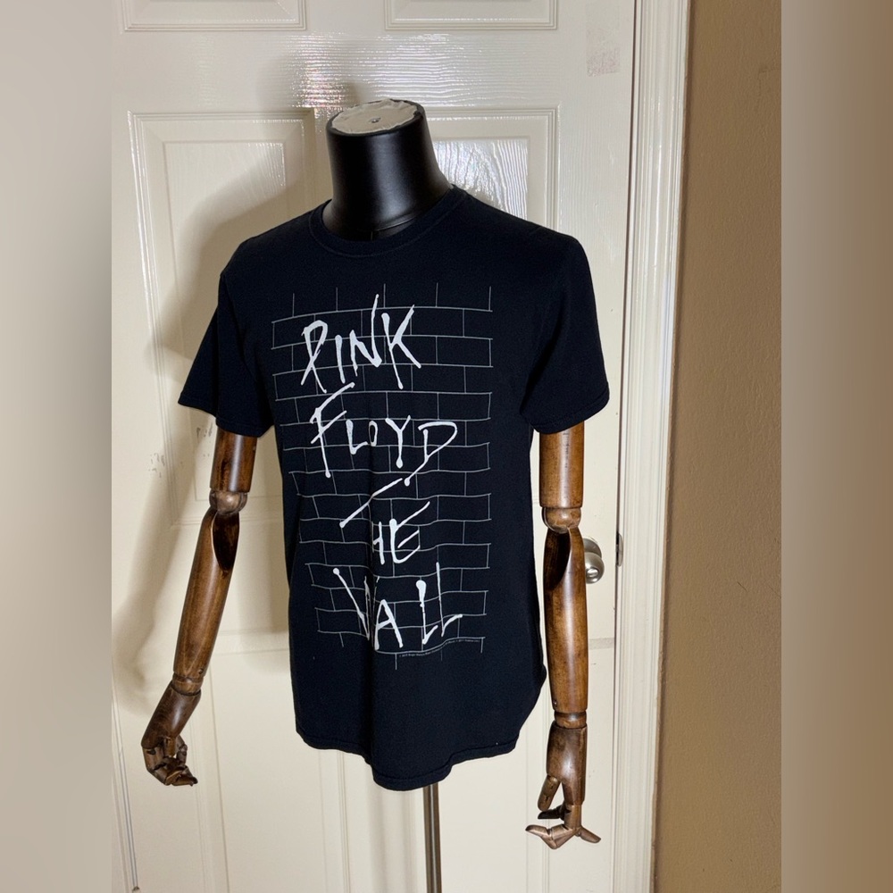 Pink Floyd - “The Wall”  2017 Fruit Of The Loom Black Shirt.  Medium - Picture 2 of 9